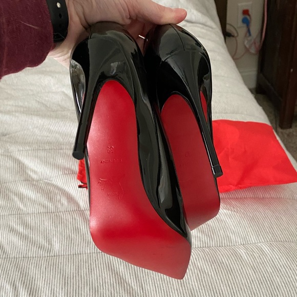 Louis Vuitton, black heels, red bottom - Picture 6 of 7